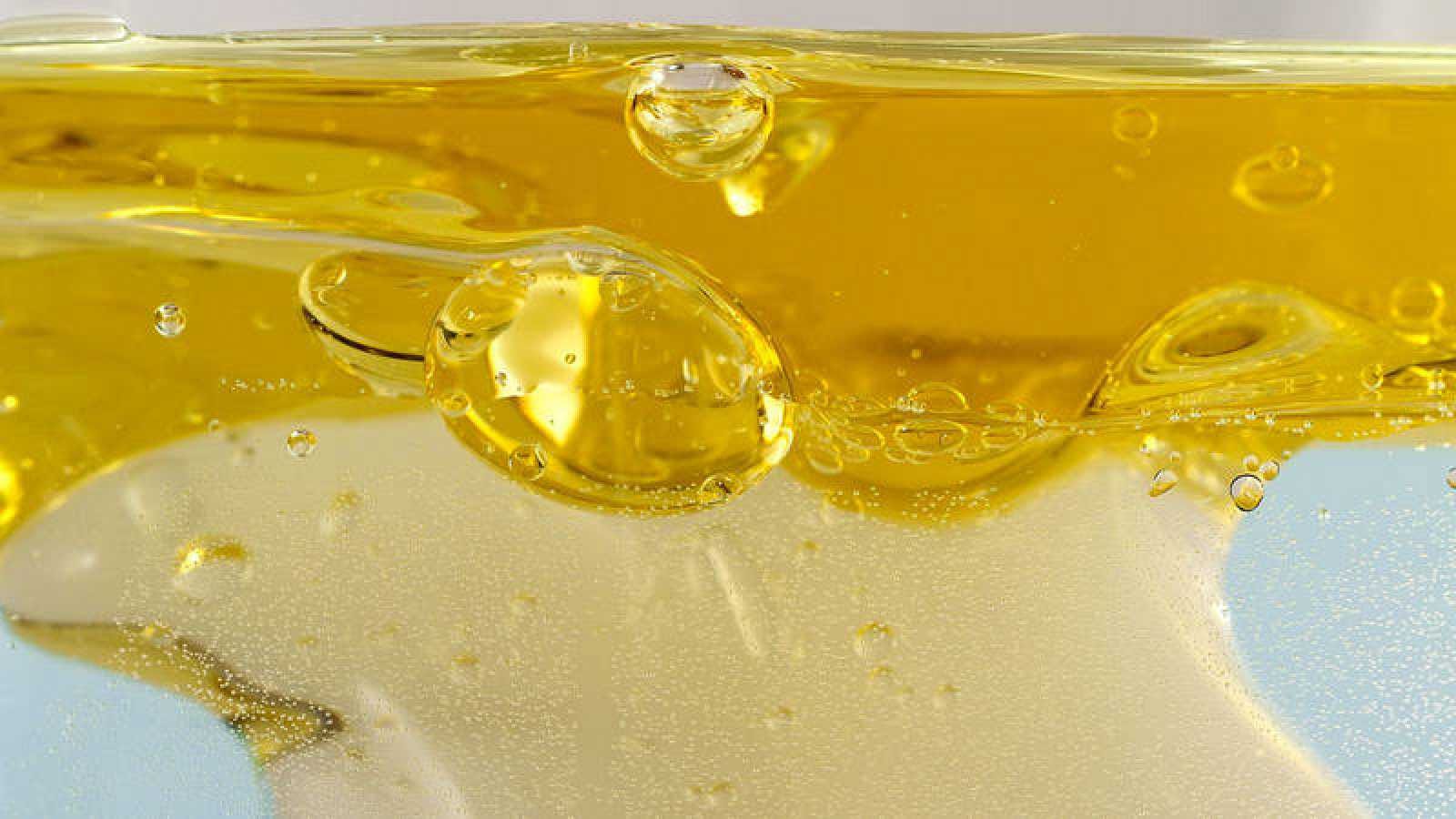 Aceite contaminado con agua — apariencia lechosa propia de la emulsión agua-aceite